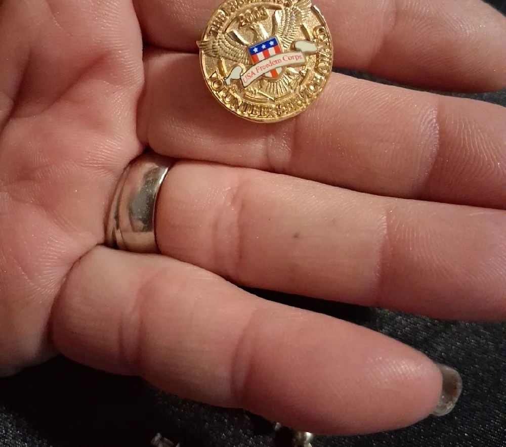 Gold Presidential Volunteer Service Award 2003 Pin. Lapel Pin / Coat Pin